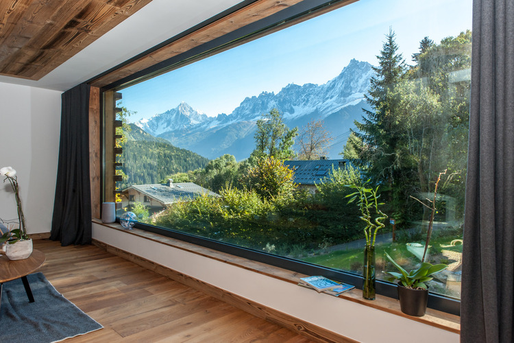 Drvena planinska kućica sa panoramskim prozorom koji nudi neverovatan pogled na okolinu
